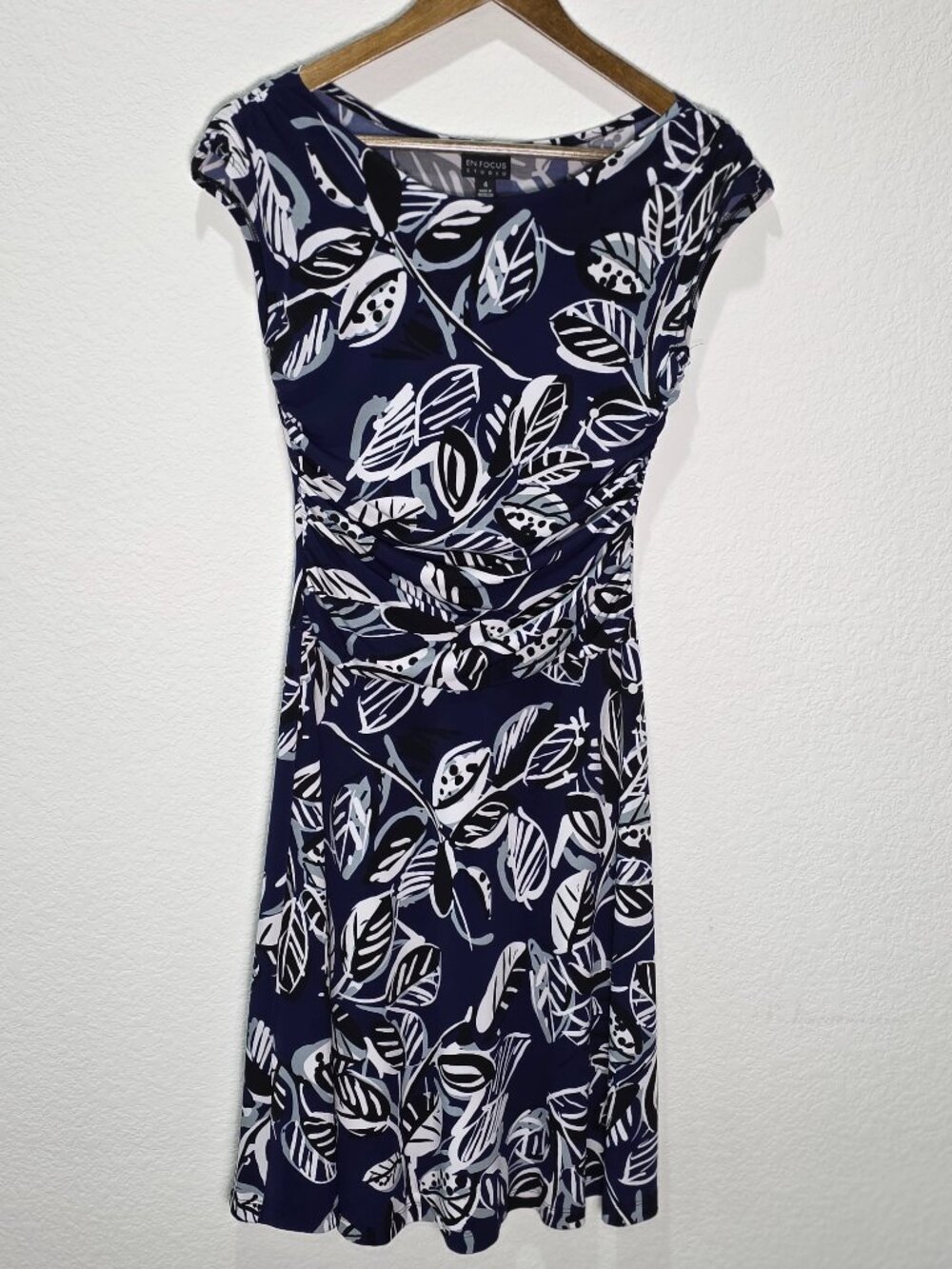 En Focus Studio Navy Leaf Print Ruched Sheath Dress Size 4